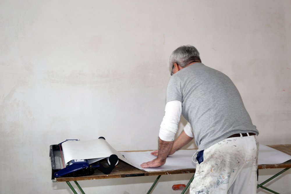 Renovlies aanbrengen in Amersfoort. Ontdek de materialen en beste techniek om te behangen met renovlies behang.